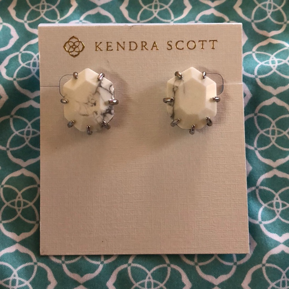 SOLD🔴Howlite Morgans✨